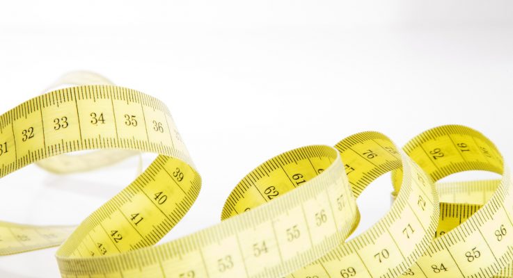 总长度和使用寿命长度：测量金属软管组件